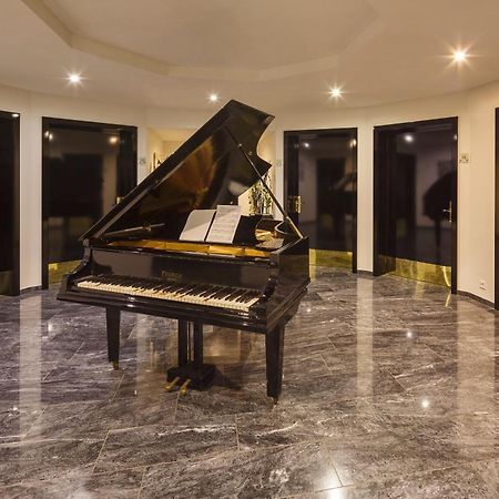 Business Hotel First Фойзисберг Экстерьер фото