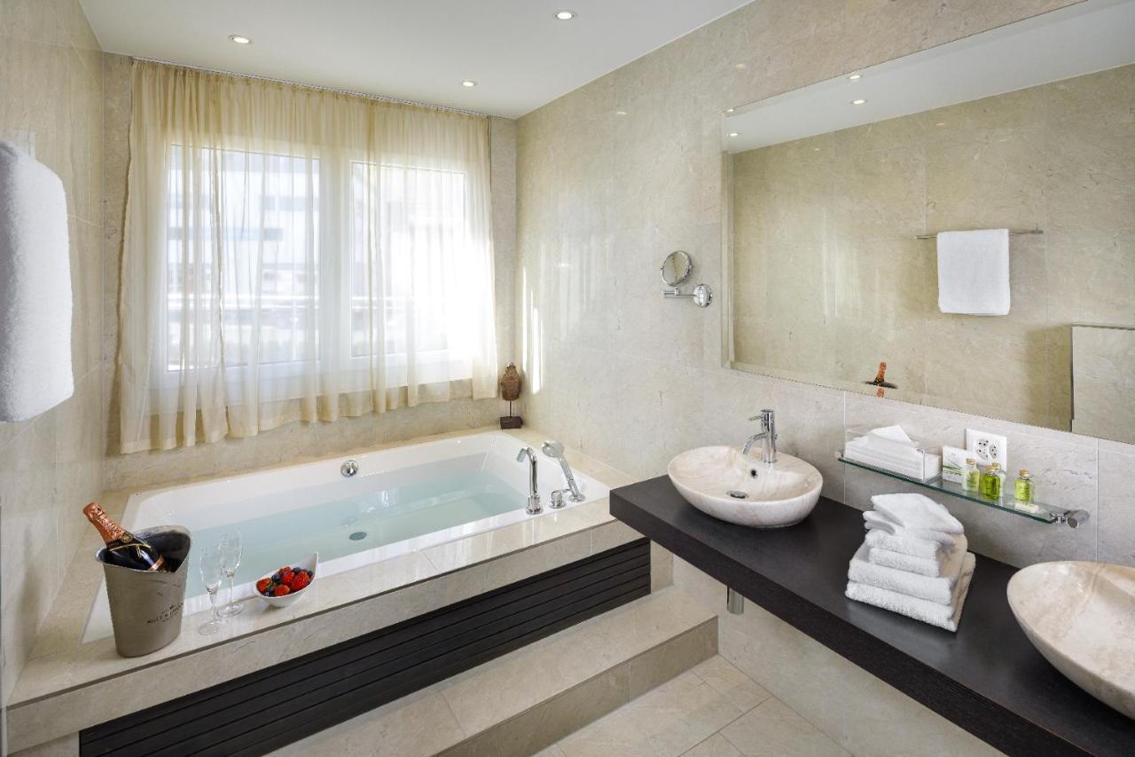 Business Hotel First Фойзисберг Экстерьер фото