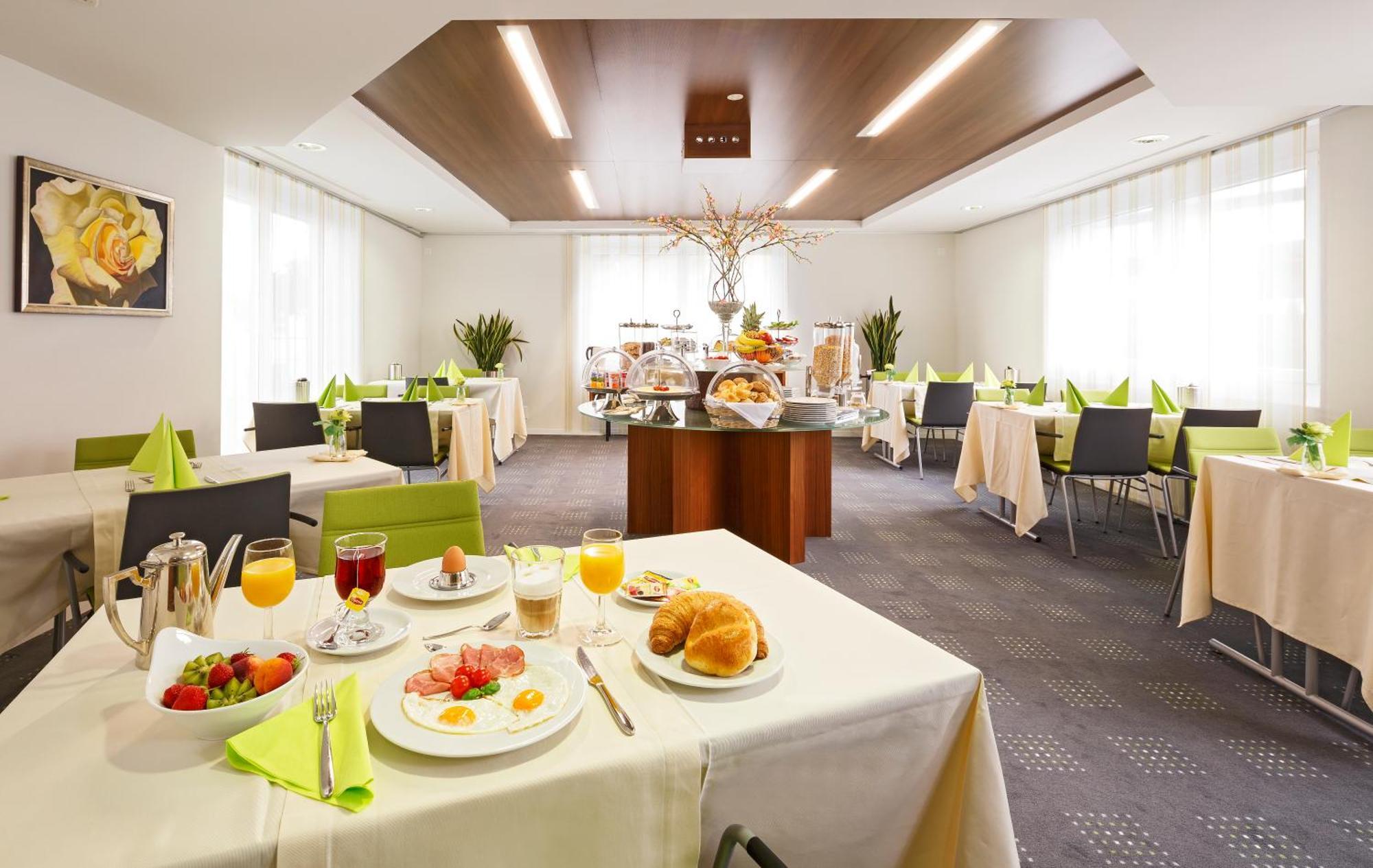 Business Hotel First Фойзисберг Экстерьер фото