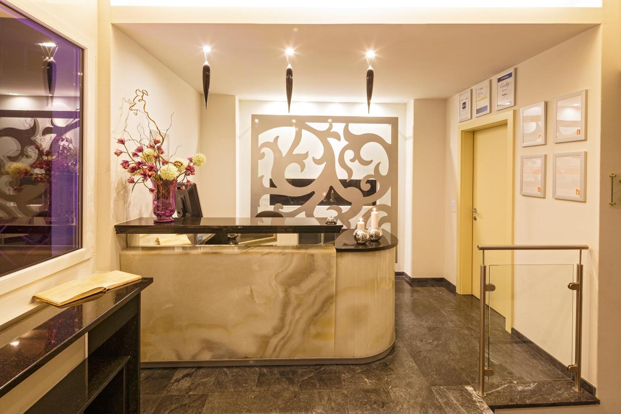 Business Hotel First Фойзисберг Экстерьер фото