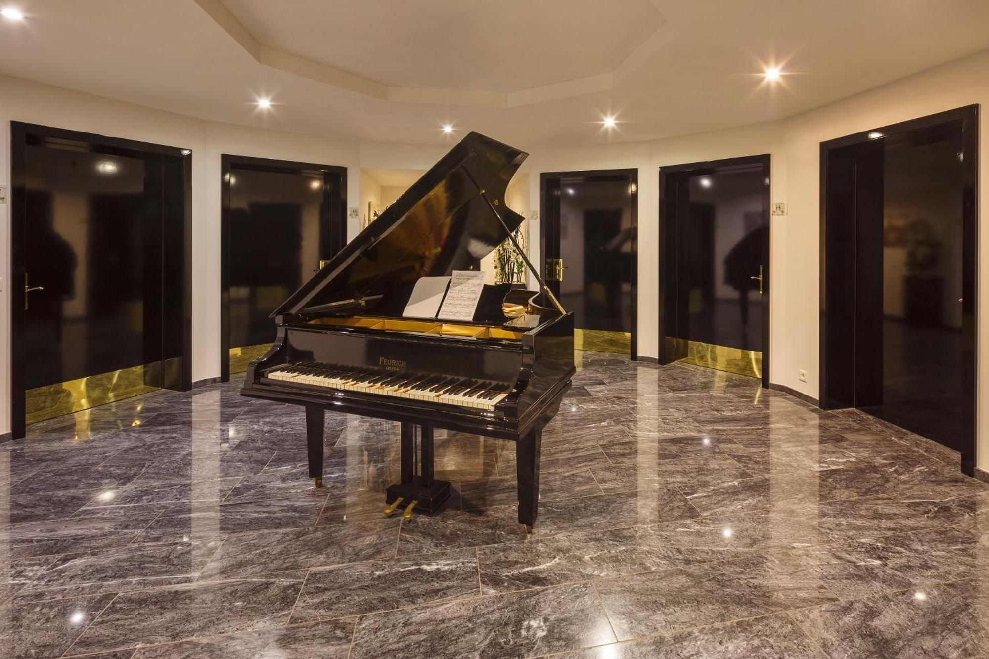 Business Hotel First Фойзисберг Экстерьер фото