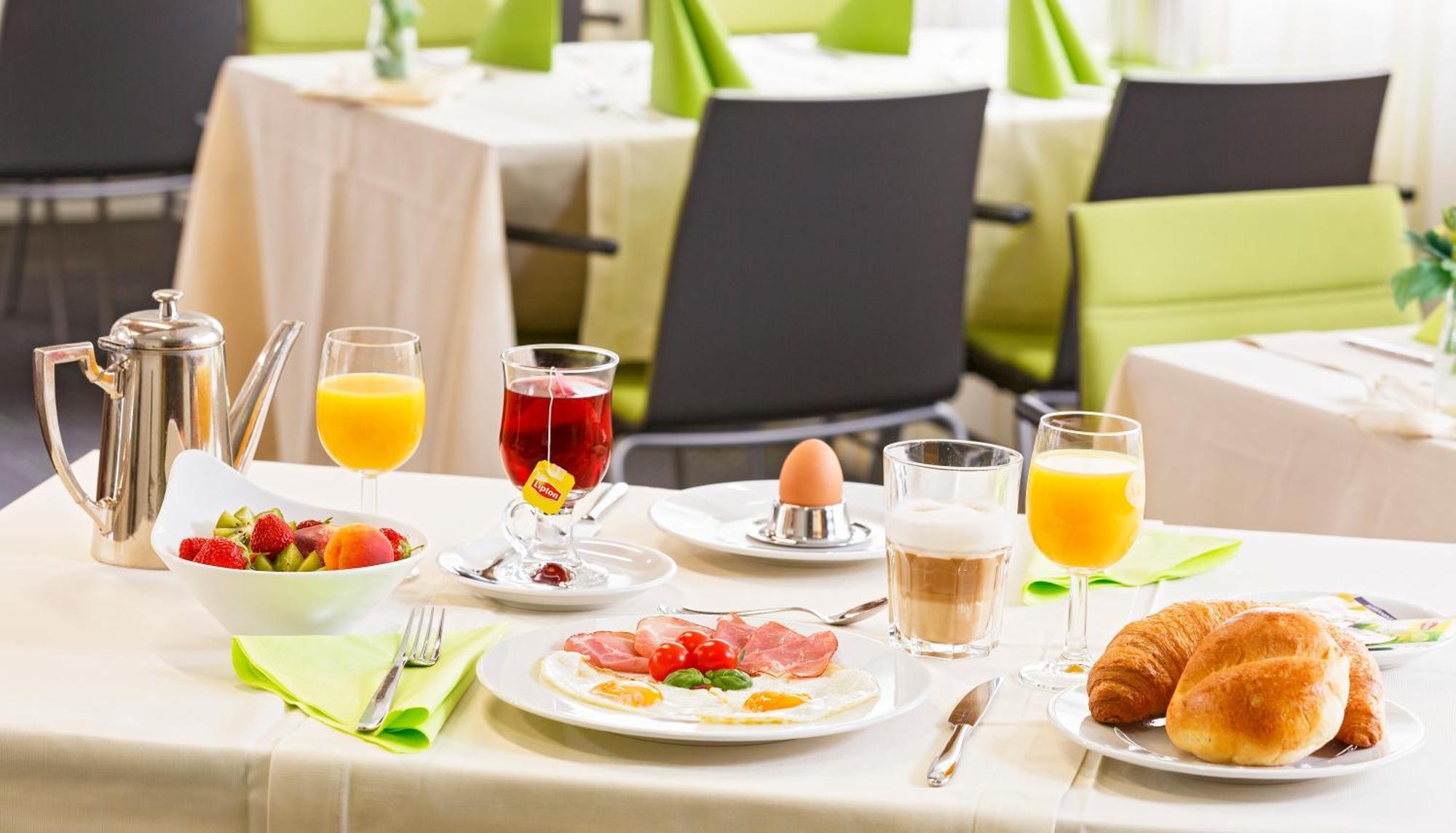 Business Hotel First Фойзисберг Экстерьер фото